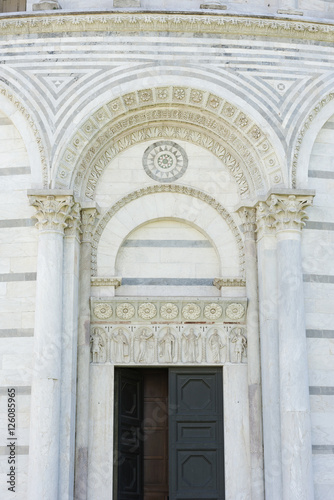 Classical wall with graceful columns and arches in Pisa, Italy © leeyiutung