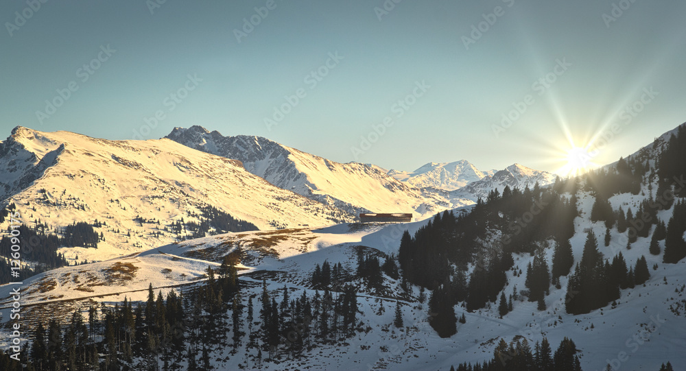 Sonnenuntergang in den Bergen im Winter