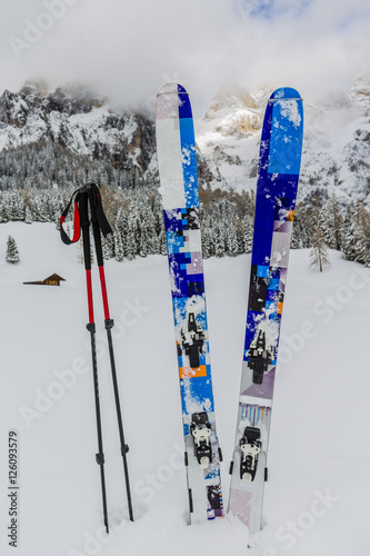 Fototapeta Skis in snow at Mountains