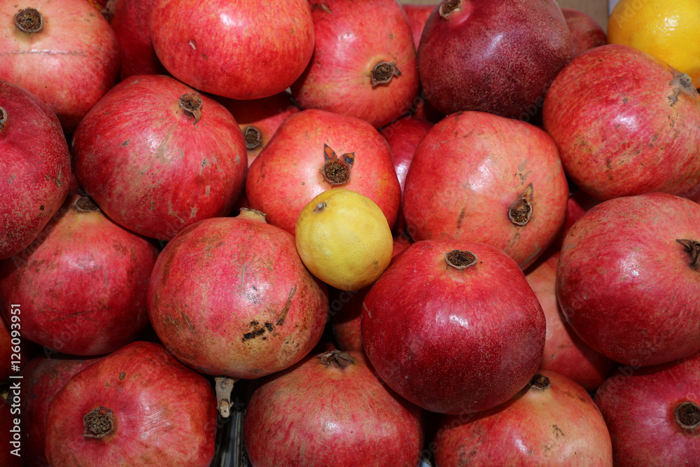 Granatapfel mit Zitrone auf Straßenmarkt in Jerusalem Granatapfel mit Zitrone auf Straßenmarkt in Jerusalem