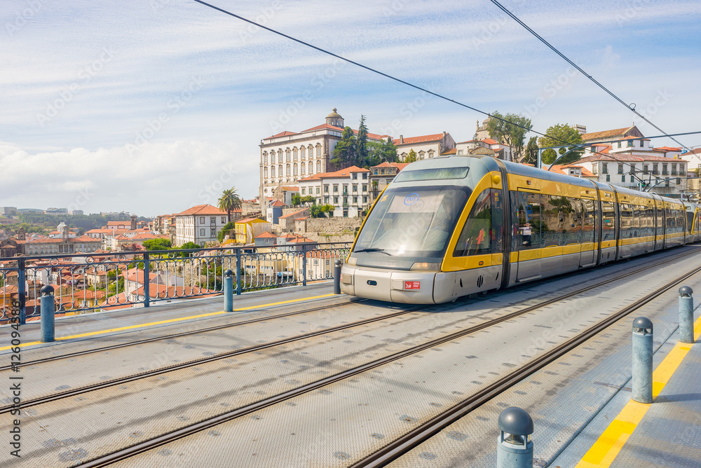 Fototapeta premium Metro Porto Porto Metro Tramwaj Pociąg Kolej Most Kolej Rzeka Duero Transport publiczny Pusta ulica Słoneczny dzień