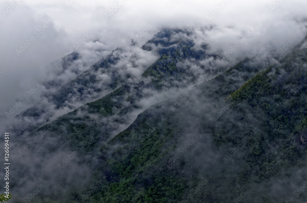 Fototapeta premium montagne brouillard nuage