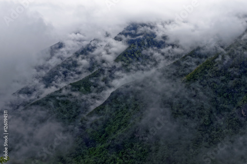 montagne brouillard nuage
