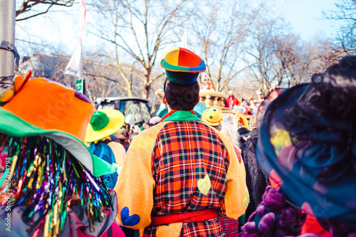 Jecken an Karneval/Menschen bei einem Karnevalsumzug photo