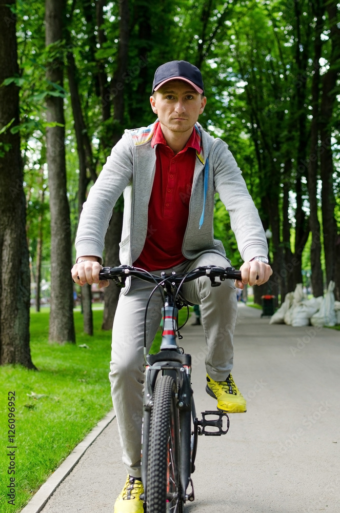 Obraz premium Young man with bicycle