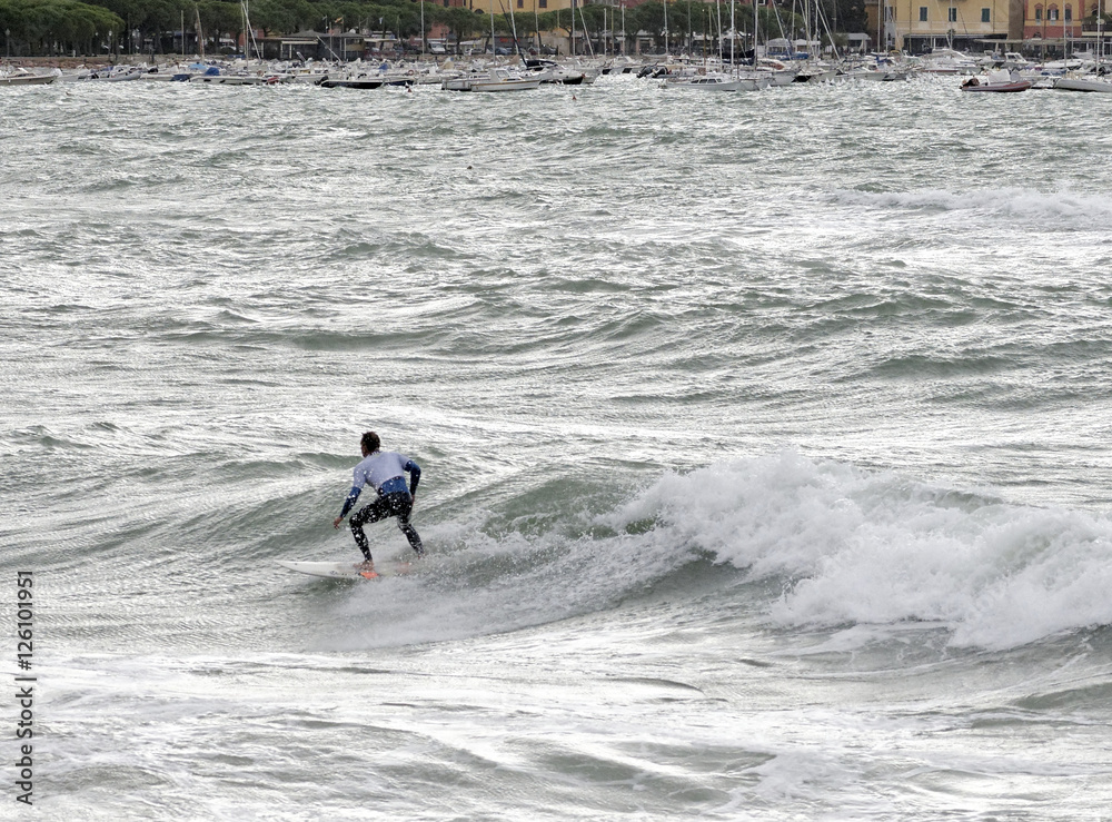 Naklejka premium a surfer surf a wave in italy
