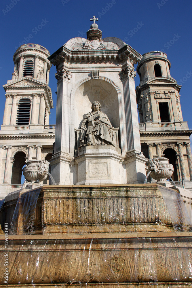 Fontaine et tours de l'église Saint-Sulpice à Paris, France
