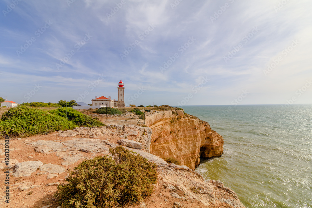 Vista da costa do Algarve em Portugal