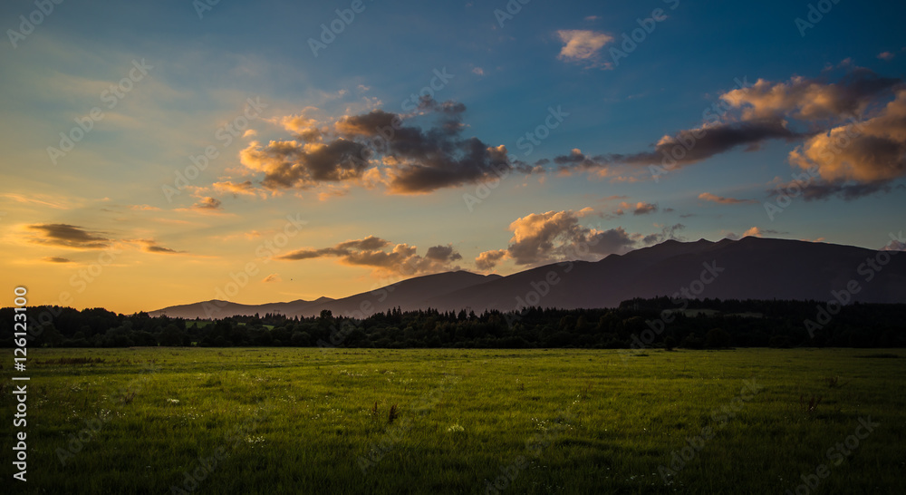 Fototapeta premium A beautiful sunset view to the mountains