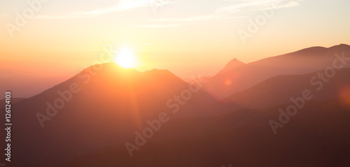 Fototapeta Naklejka Na Ścianę i Meble -  
A beautiful sunrise above the mountains