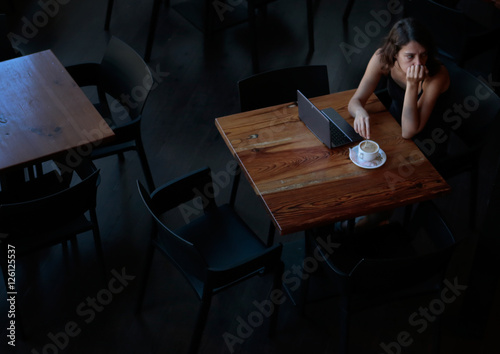 mujer en cafeteria photo