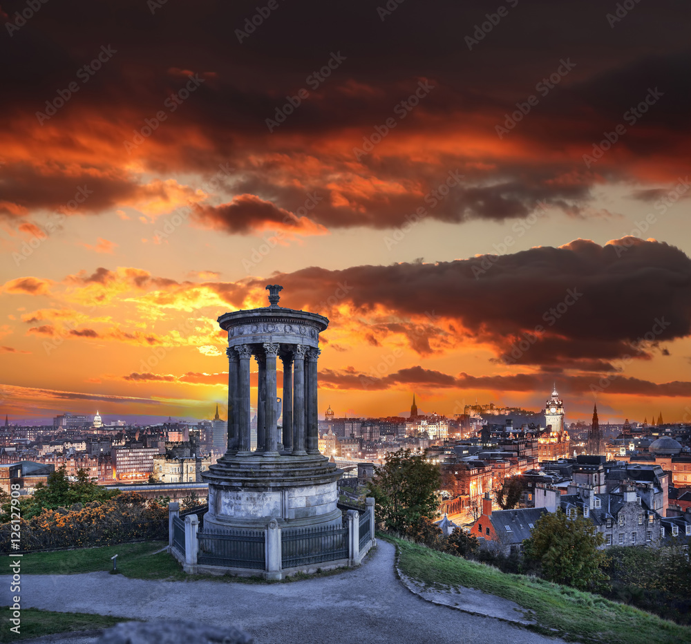 Obraz premium Edinburgh against sunset with Calton Hill in Scotland
