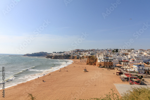 Vista da praia de Albufeira no Algarve © moedas1