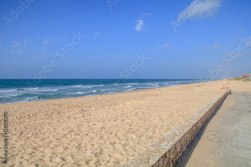 Vista da praia da ilha de Faro no Algarve