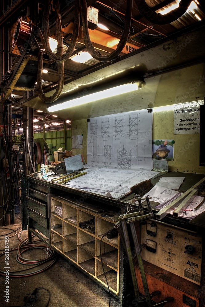 Obraz premium old work bench in a factory