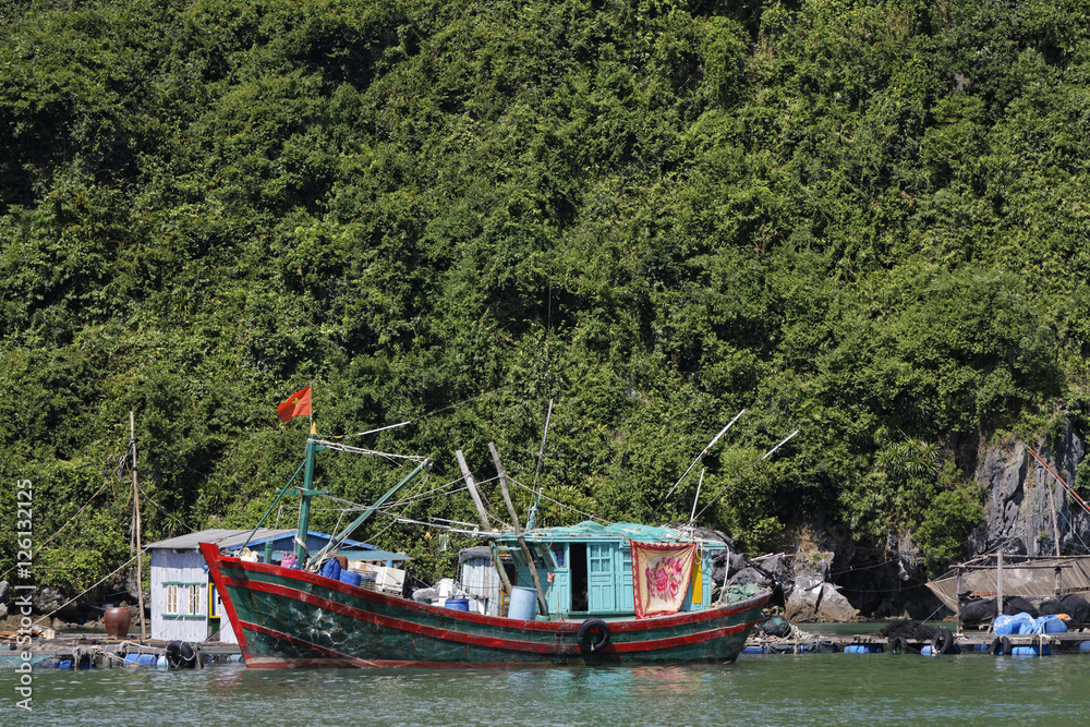 Naklejka premium Bateau de pêche de la baie d'Ha Long