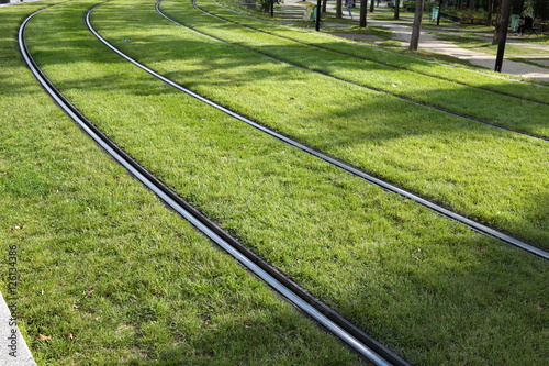 rails de tramway sur la pelouse.