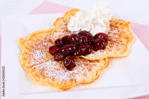 Waffeln mit Kirschen und Sahne photo