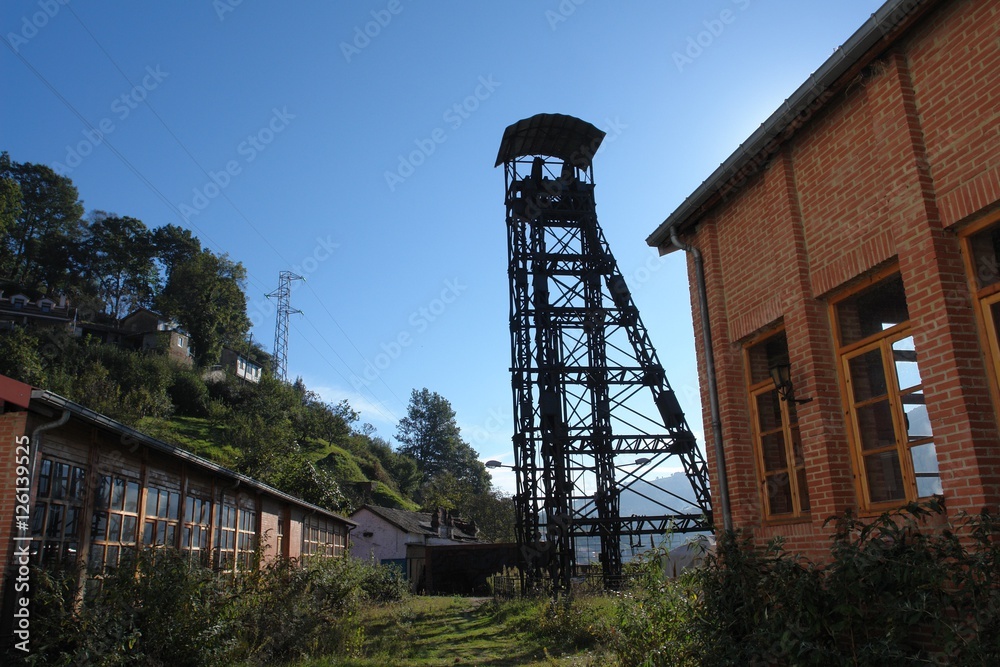 Castillete de un histórico pozo minero abandonado a ala explotación