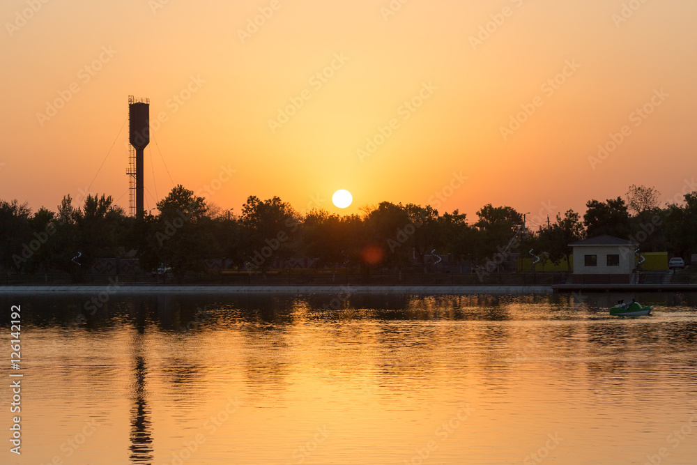 Obraz premium sunset on the lake