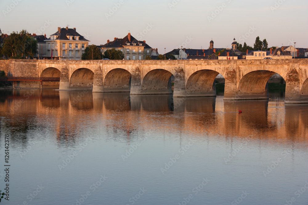 La Loire au coucher du soleil à Saumur, France