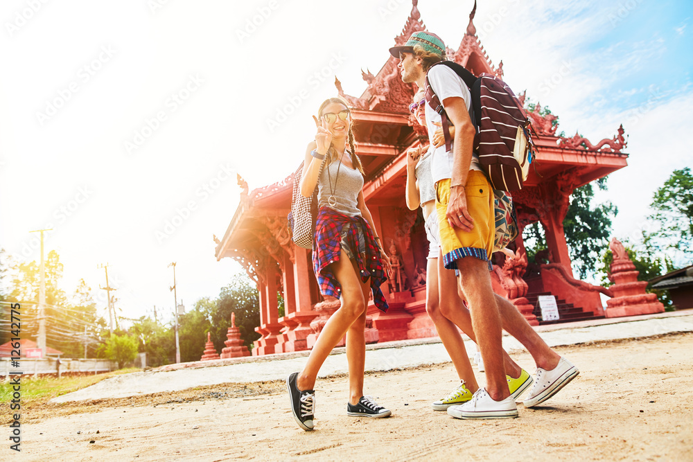 Obraz premium group of tourists at temple on koh samui thailand
