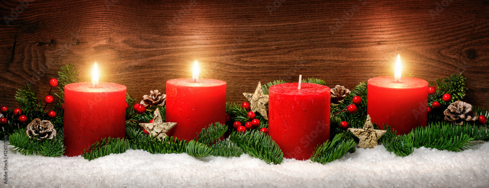 Fotografie Advent Dekoration mit drei Kerzenflammen, Schnee, Tannenzweigen und Holz Hinterg