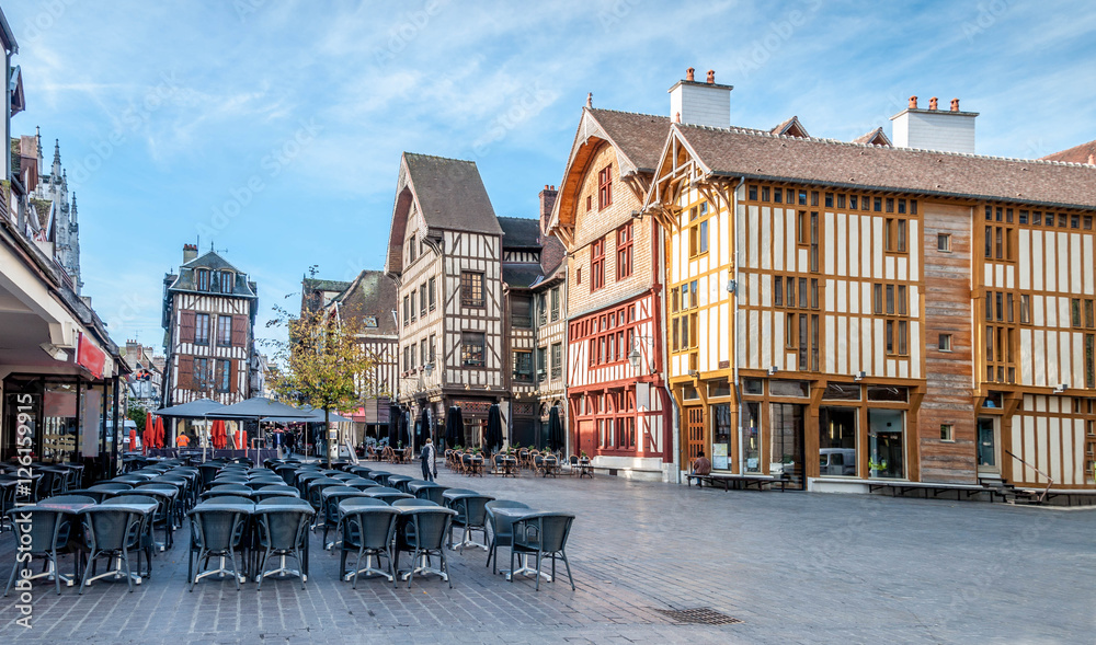 Troyes et ses façades à pans de bois foto de Stock | Adobe Stock