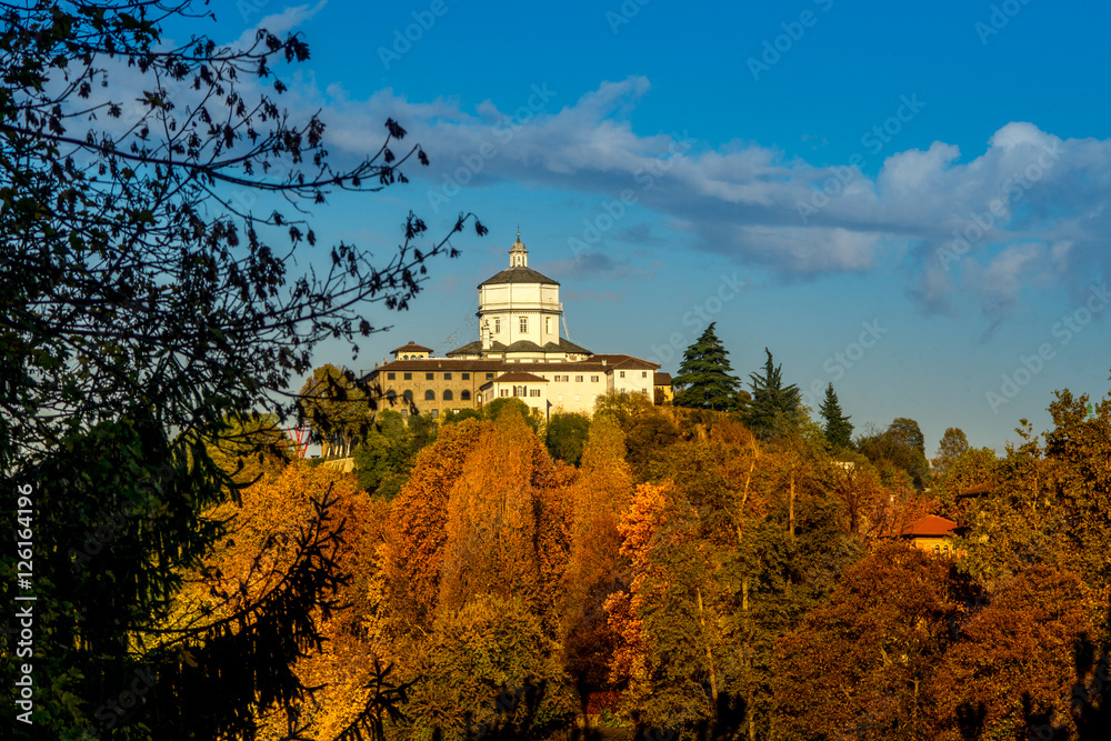 Obraz premium Colorfull italian park with trees and autumn colors
