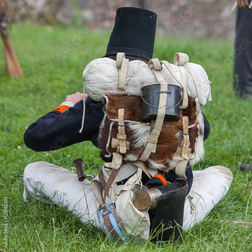 Canvastavla Back of a historical soldier at an eating break at a reenactment