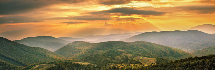 Fototapete Honigfarbe Buntes Bergpanorama bei Sonnenuntergang. Alpine Szene im Herbst  © NemanTraveler