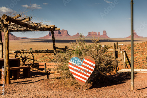 Monument Valley USA mit Herz im Vordergrund 