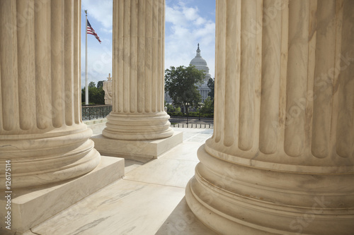 Fotografía Columns of the Supreme Court with an American flag and the US Ca
