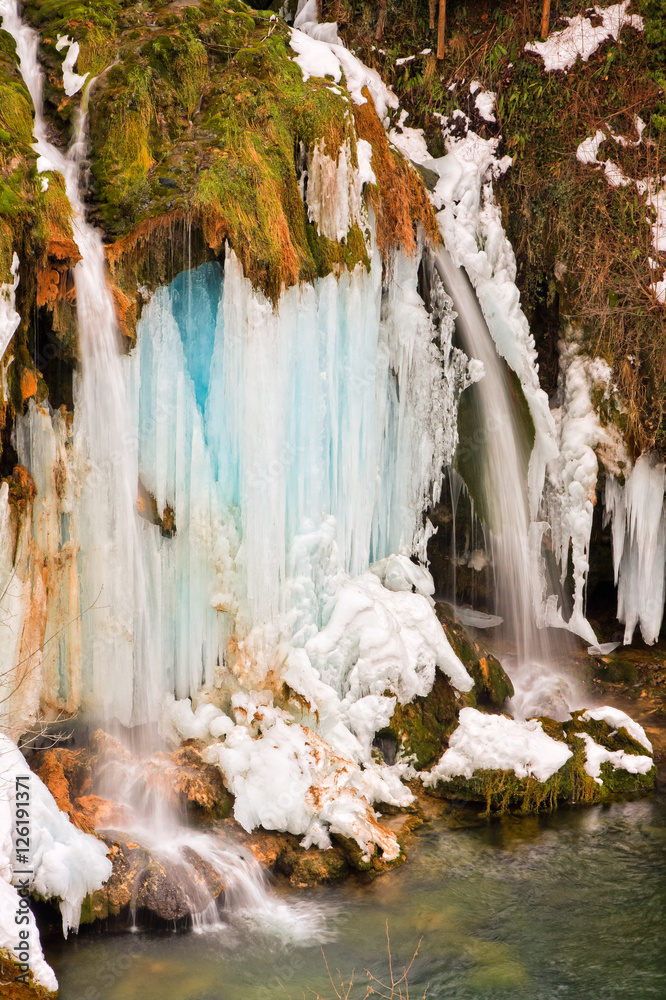 Obraz premium Frozen waterfalls of Croatian national park Plitvice lakes in winter