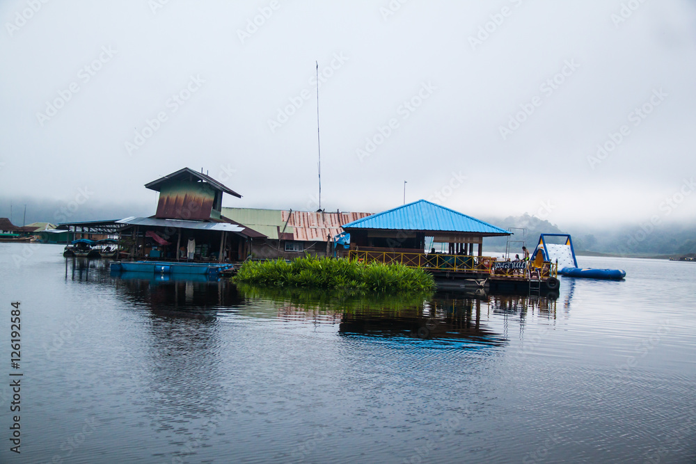 Obraz premium Houseboat in Mae Ngad dam. Chiangmai Thailand