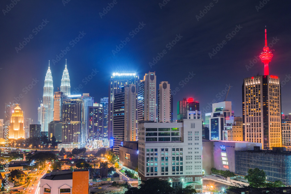 Obraz premium Kuala Lumpur, Malaysia city skyline at night.