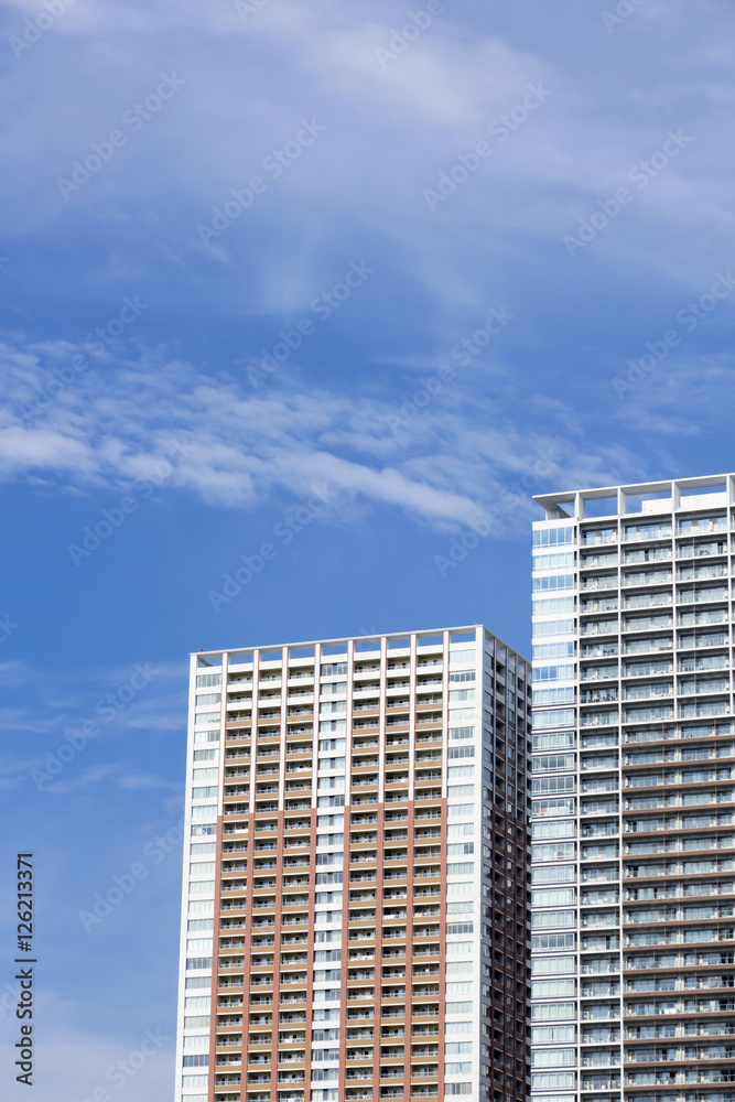 建物　高層タワーマンション　ビル　耐震設計　制震構造　青空