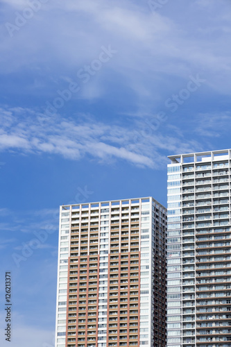 建物　高層タワーマンション　ビル　耐震設計　制震構造　青空 © oka