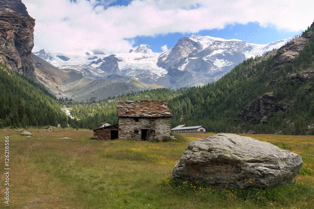 Pian di Verra, in valle d'Ayas. Sullo sfondo il Castore e il Polluce (Monte Rosa) Pian di Verra, in valle d'Ayas. Sullo sfondo il Castore e il Polluce (Monte Rosa)