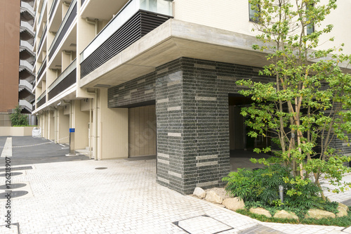 住宅 マンション エントランス イメージ 昼 植栽 大理石 Stock 写真 Adobe Stock