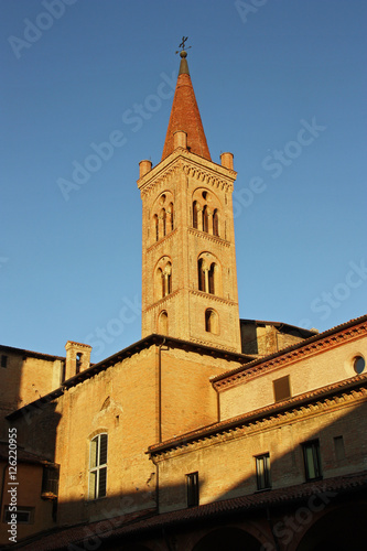 Campanile de la basilique San Domenico à Bologne, Italie