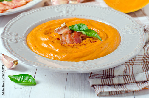 Puree soup with pumpkin, bell pepper and bacon