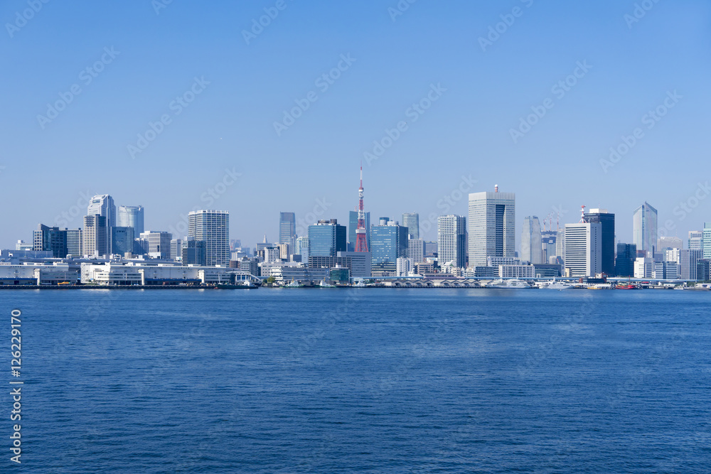 東京都市風景　東京タワーと高層ビル群　快晴青空と海　シンプル背景　汎用　コピースペース