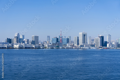 東京都市風景　東京タワーと高層ビル群　快晴青空と海　シンプル背景　汎用　コピースペース © oka