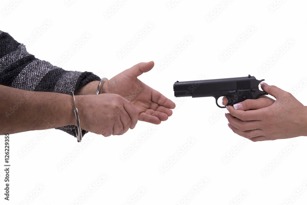 mani di donna e uomo con pistola e manette mani di donna e uomo con pistola e manette