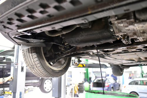 Fotografía ablassen von altem Motoröl - Ölwechselm am auto in einer Werkstatt