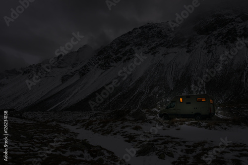 Obraz na płótnie mobile home in winter weather in the moutains by night w salonie