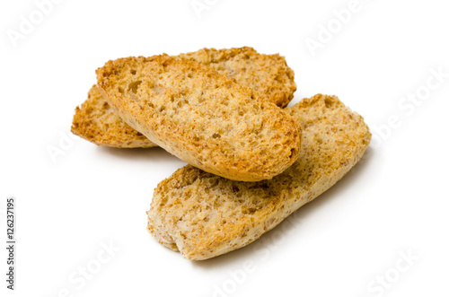 Crostini di pane su fondo bianco