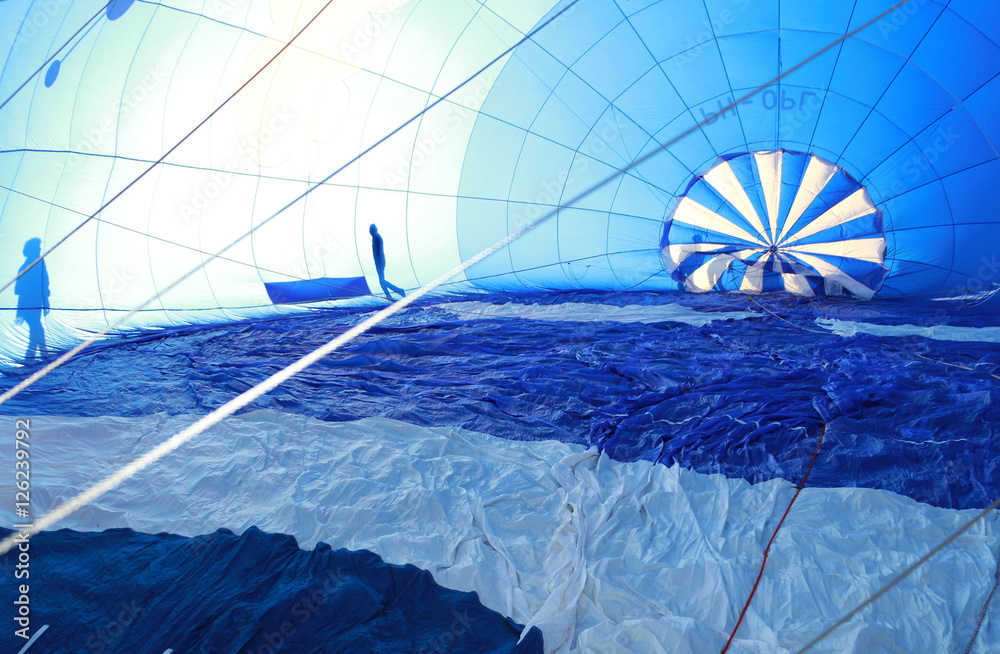 Fototapeta premium Opblazen van een ballon