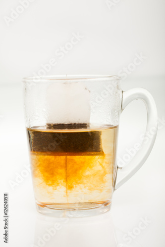 sachet de thé qui infuse dans l'eau chaude 